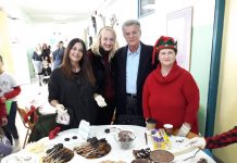 Ο Γιάννης Θεοδωρακοπουλος στο χριστουγεννιάτικο χωριό του 4ου Δημοτικού σχολείου Πεύκης
