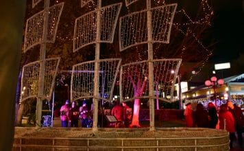 Άναψε το Χριστουγεννιάτικο Καράβι της Λυκόβρυσης