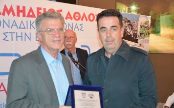 Τιμητική διάκριση στον Γιάννη Θεοδωρκόπουλο από τον δήμαρχο Ναυπλιέων