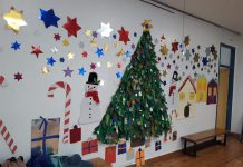 Ο Γιάννης Θεοδωρακόπουλος στην Χριστουγεννιάτικη γιορτή του 1ου Δημοτικού σχολείου Πεύκης