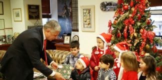 Με παιδάκια γέμισε το γραφείο Δημάρχου Αμαρουσίου Γ. Πατούλη χθές Παραμονή Πρωτοχρονιάς