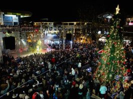 Άναψαν τα Χριστουγεννιάτικα δέντρα σε Κηφισιά και Ν. Ερυθραία