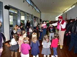 Με παιδικά γέλια και τραγούδια γέμισε ο Πολυχώρος της Λυκόβρυσης χάρη στις εορταστικές εκδηλώσεις του Δήμου