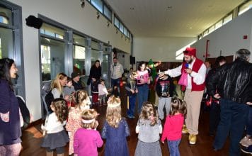 Με παιδικά γέλια και τραγούδια γέμισε ο Πολυχώρος της Λυκόβρυσης χάρη στις εορταστικές εκδηλώσεις του Δήμου