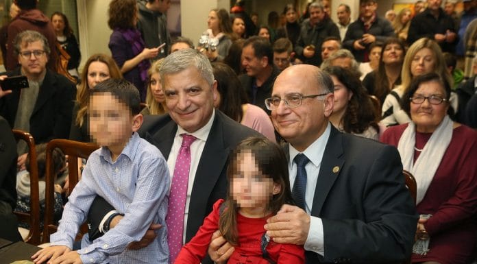 Ο πρόεδρος του Ι.Σ.Α. Γ. Πατούλης βράβευσε τους αθλητές της 8ης Ένωσης Ομίλων Αντισφαίρισης κατά τη διάρκεια της ετήσιας κοπής της πίτας