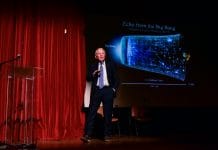 Κατάμεστο το Δημοτικό Θέατρο Πεύκης χειροκρότησε τον Επίτιμο Δημότη Δ. Νανόπουλο