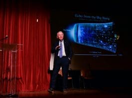 Κατάμεστο το Δημοτικό Θέατρο Πεύκης χειροκρότησε τον Επίτιμο Δημότη Δ. Νανόπουλο