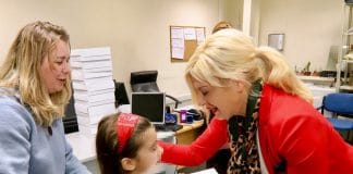 Προσφέροντας μία βασιλόπιτα σε κάθε εργαζόμενο στην καθαριότητα και στα εξωτερικά συνεργεία του Δήμου Αμαρουσίου ευχήθηκε «Καλή χρονιά» η Μαρίνα Πατούλη-Σταυράκη