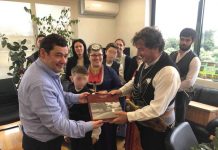 Ευχές και κάλαντα στο γραφείο του Δημάρχου την παραμονή της Πρωτοχρονιάς