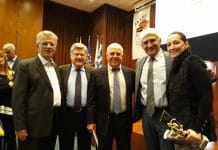 Ο Γιάννης Θεοδωρακόπουλος βράβευσε το Βασίλη Σκουντή στη γιορτή για τα 100 χρόνια του μπάσκετ στην Ελλάδα