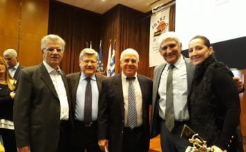 Ο Γιάννης Θεοδωρακόπουλος βράβευσε το Βασίλη Σκουντή στη γιορτή για τα 100 χρόνια του μπάσκετ στην Ελλάδα