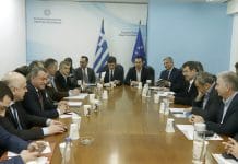 Βλάσσης Σιώμος στη σύσκεψη της Κ.Ε.Δ.Ε. με τους Υπουργούς Οικονομικών και Εσωτερικών για την Υπουργική Απόφαση που προβλέπει τη μεταφορά των ταμειακών διαθεσίμων των Ο.Τ.Α. στην Τράπεζα της Ελλάδος