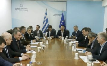 Βλάσσης Σιώμος στη σύσκεψη της Κ.Ε.Δ.Ε. με τους Υπουργούς Οικονομικών και Εσωτερικών για την Υπουργική Απόφαση που προβλέπει τη μεταφορά των ταμειακών διαθεσίμων των Ο.Τ.Α. στην Τράπεζα της Ελλάδος