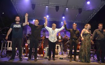 Μοναδικές ερμηνείες απόλαυσαν εκατοντάδες θεατές σε μια εξαιρετική μουσική βραδιά με το Γιώργο Νταλάρα, στο Φεστιβάλ του Δήμου Αμαρουσίου