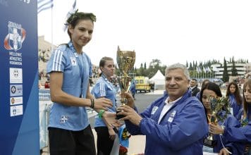 Την Ελευθερία Πετρουλάκη η οποία τερμάτισε πρώτη στον αγώνα γυναικών του Μαραθωνίου, βράβευσε ο Περιφερειάρχης Αττικής Γ. Πατούλης