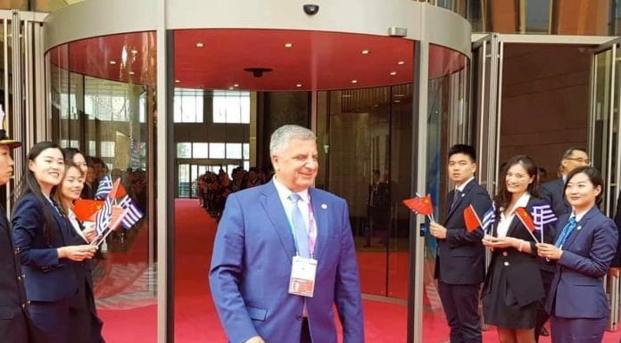 Στη σύσκεψη της Ελληνικής αποστολής υπό τον Πρωθυπουργό κ. Κ. Μητσοτάκη με τον Πρόεδρο της Cosco Xu Lirong στη Σαγκάη, ο Περιφερειάρχης Αττικής Γ. Πατούλης