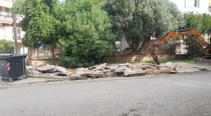 Συνεχίζονται οι εργασίες κατασκευής πεζοδρομίων σε πολλά σημεία της Δημοτικής Ενότητας Νέας Ερυθραίας.