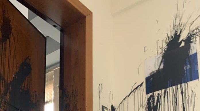 Επίθεση στο πολιτικό γραφείο της Υπουργού Παιδείας και Θρησκευμάτων