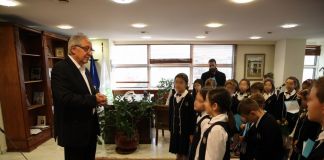 Kάλαντα και Χριστουγεννιάτικες μελωδίες τραγούδησαν δεκάδες μαθητές στον Δήμαρχο Αμαρουσίου Θεόδωρο Αμπατζόγλου