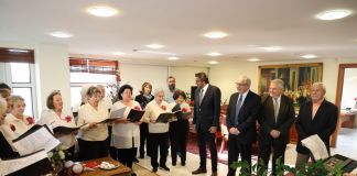 Kάλαντα και Χριστουγεννιάτικες μελωδίες τραγούδησαν τα ΚΑΠΗ και οι Σύλλογοι στον Δήμαρχο Αμαρουσίου Θεόδωρο Αμπατζόγλου