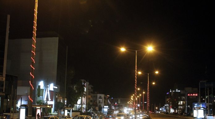 Με απόφαση του Περιφερειάρχη Αττικής Γ. Πατούλη για πρώτη φορά εορταστικός φωτισμός σε βασικούς οδικούς άξονες της Αττικής