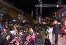 Ο Δήμαρχος Θ. Αμπατζόγλου άναψε το Χριστουγεννιάτικο Δέντρο και έδωσε το έναυσμα να απλωθεί το πνεύμα και η μαγεία των Χριστουγέννων σε όλη την πόλη