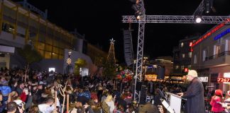 Ο Δήμαρχος Θ. Αμπατζόγλου άναψε το Χριστουγεννιάτικο Δέντρο και έδωσε το έναυσμα να απλωθεί το πνεύμα και η μαγεία των Χριστουγέννων σε όλη την πόλη