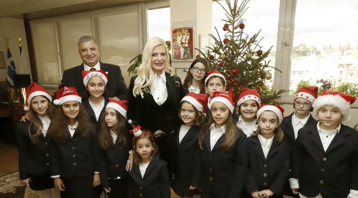 Θερμές ευχές και κάλαντα των Χριστουγέννων στον Περιφερειάρχη Αττικής Γ. Πατούλη από συλλόγους και παιδικές χορωδίες
