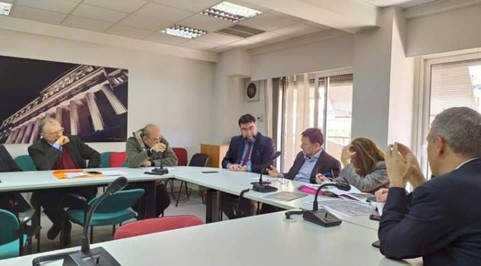 Σύσκεψη εκπροσώπων του Δήμου Διονύσου με τον υφυπουργό περιβάλλοντος Δημήτρη Οικονόμου για δασικό και όρια οικισμών Σύσκεψη εκπροσώπων του Δήμου Διονύσου με τον υφυπουργό περιβάλλοντος Δημήτρη Οικονόμου για δασικό και όρια οικισμών