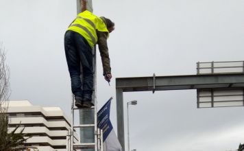 Εργαζόμενοι με συνεργεία της Περιφέρειας απομάκρυναν από κεντρικούς δρόμους της Αττικής, αφίσες που αναρτήθηκαν παράνομα