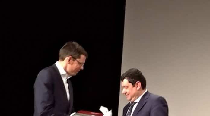 Ο Δήμαρχος και ο Νορβηγός Πρέσβης στην προβολή της ταινίας ‘Η επιλογή του Βασιλιά’ στο Δημοτικό Θέατρο”