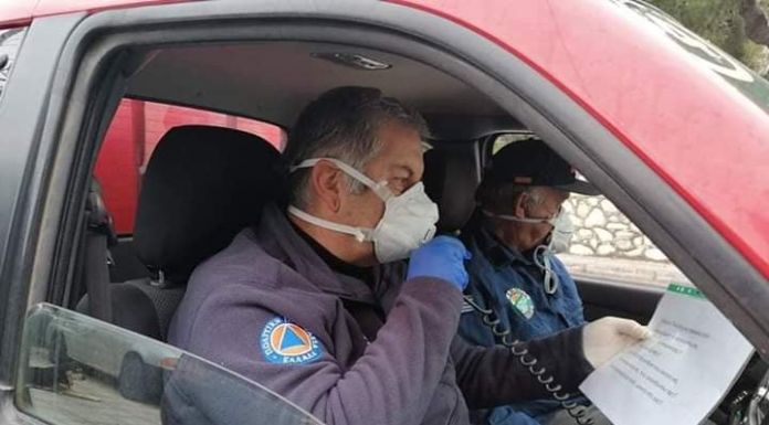 Ο Βλάσσης Σιώμος Επικεφαλής Ομάδας Εθελοντών για την ενημέρωση των πολιτών σχετικά με τον περιορισμό των μετακινήσεων τους στο Δήμο Πεντέλης.