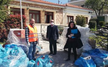 O Δήμαρχος Διονύσου Γιάννης Καλαφατέλης παραβρέθηκε στη διανομή τροφίμων και ειδών πρώτης ανάγκης μέσω ΤΕΒΑ