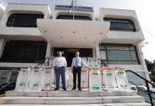Παράδοση κάδων εσωτερικής ανακύκλωσης από τον Περιφερειάρχη Αττικής Γ. Πατούλη στον Αντιπεριφερειάρχη Ανατολικής Αττικής Θ. Αυγερινό