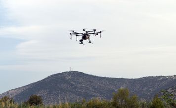Η Περιφέρεια Αττικής συνεχίζει με αμείωτους ρυθμούς και με τη χρήση εργαλείων σύγχρονης τεχνολογίας -drones- το πρόγραμμα ψεκασμών κατά των κουνουπιών σε όλη την Αττική