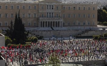 Ο διαφορετικός εορτασμός της εργατικής Πρωτομαγιάς στο Σύνταγμα εν μέσω πανδημίας