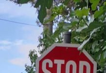 Συνεχίζεται η αντικατάσταση των πινακίδων σήμανσης οδικής κυκλοφορίας από τα συνεργεία του Δήμου Λυκόβρυσης-Πέυκης