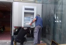 Εργασίες αντικατάστασης του ΑΤΜ στο ισόγειο του δημαρχείου Χαλανδρίου μετά την εμπρηστική επίθεση