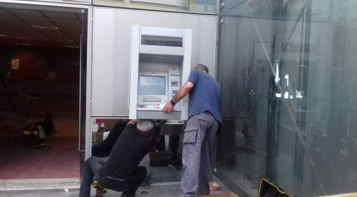 Εργασίες αντικατάστασης του ΑΤΜ στο ισόγειο του δημαρχείου Χαλανδρίου μετά την εμπρηστική επίθεση