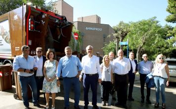 Παράδοση απορριμματοφόρου, καφέ κάδων και κυτίων εσωτερικής ανακύκλωσης στον Δήμο Κηφισιάς από την Περιφέρεια Αττικής