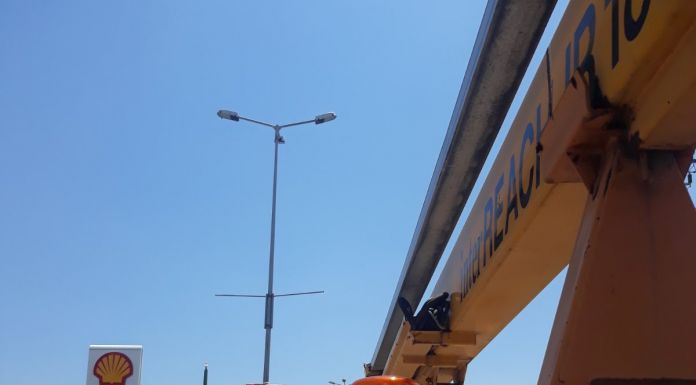 Με εντολή του Περιφερειάρχη Γ. Πατούλη αφαιρούνται παράνομα διαφημιστικά πανό που είχαν τοποθετηθεί στη Λ. Μαραθώνος