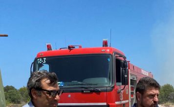 Άμεση αντίδραση της Περιφέρειας Αττικής στη φωτιά που ξέσπασε στην Πούντα Ζέζα στο Λαύριο