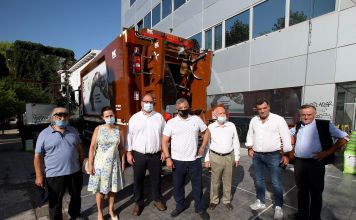 Με την παράδοση εξοπλισμού συλλογής βιοαποβλήτων και κάδων εσωτερικής ανακύκλωσης στον Δήμο Χαλανδρίου, συνεχίστηκε η εφαρμογή του προγράμματος ανακύκλωσης της Περιφέρειας Αττικής
