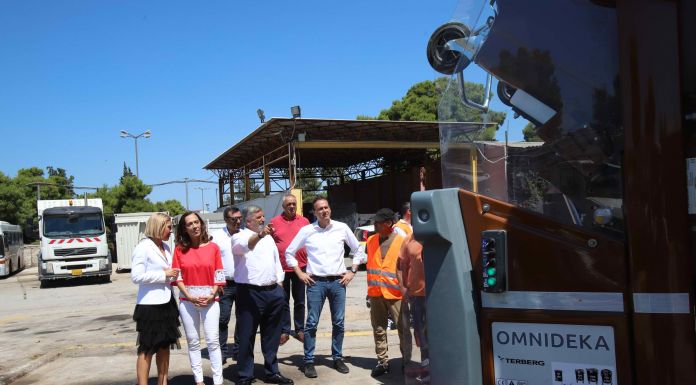 Περισσότερα από 70 απορριμματοφόρα σύγχρονης τεχνολογίας και πάνω από 4.000 καφέ κάδους έχουν διατεθεί μέχρι τώρα από την Περιφέρεια Αττικής σε περίπου 40 Δήμους