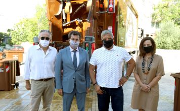 Στο Δήμο Φιλοθέης-Ψυχικού παραδόθηκαν σήμερα από την Περιφέρεια Αττικής 1 απορριμματοφόρο σύγχρονης τεχνολογίας και καφέ κάδοι συλλογής βιοαποβλήτων