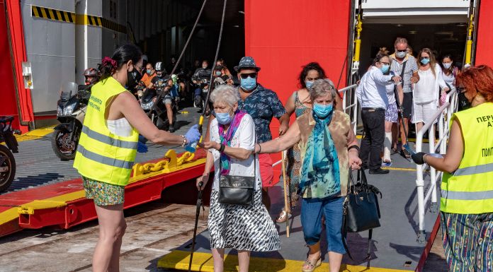 Πάνω 300 τεστ για τον covid-19 πραγματοποιήθηκαν στους ταξιδιώτες στα κύρια λιμάνια της Αττικής χτες 16/8