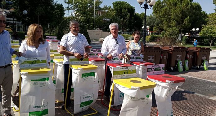 Σύγχρονο απορριμματοφόρο, καφέ κάδοι και κομπόστ από την Περιφέρεια