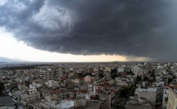 Πτώσεις δέντρων και κυκλοφοριακά προβλήματα από την ξαφνική κακοκαιρία