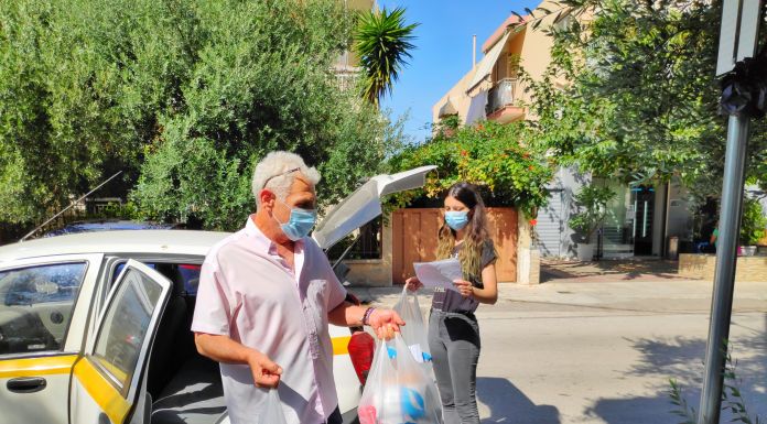 Με κατ’ οίκον παραδόσεις στις ευπαθείς ομάδες συνεχίζεται η διανομή τροφίμων του Κοινωνικού Παντοπωλείου
