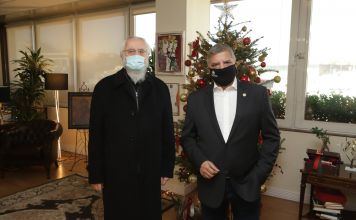 Χριστουγεννιάτικες ευχές στον ΠεριφερειάρχηΑττικής Γ. Πατούλη από τον εφημέριο του Ιερού Ναού Αγίας Φωτεινής Ιλισσού π. Μάξιμο Κάππα